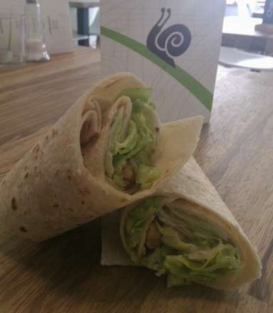 Wrap Caesersalade (wrap, ijsbergsla, rode ui, kip en hommade caesardressing)
